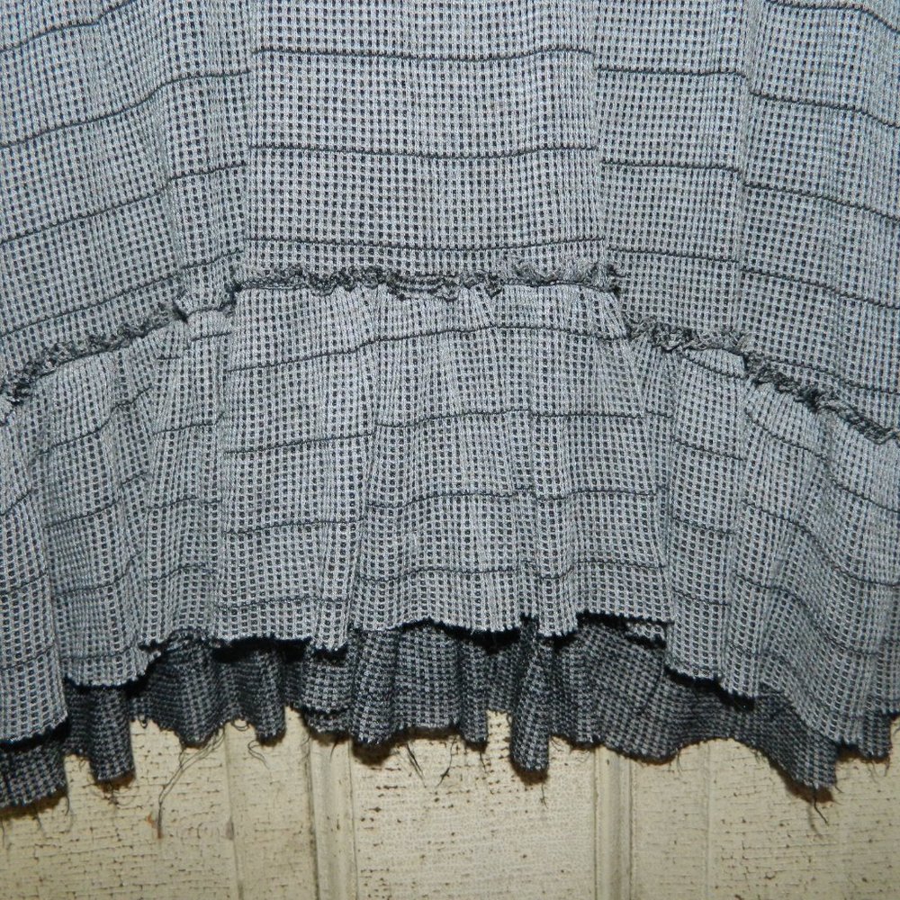 Nu Label Thermal Ruffle Bottom Top Size Large (R-26) - Picture 2 of 5